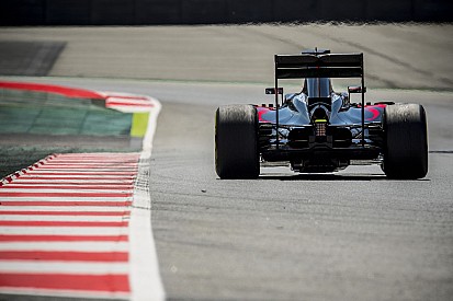 Alonso egyetért Dennisszel a „trónfosztást illetően”, hiszen a főnöke
