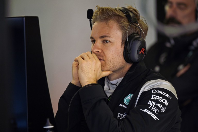 Csúnyán aláz a Mercedes Bahreinben: Rosberg-Hamilton-Button sorrend a második edzésen, Vettel megállt