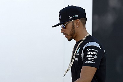 Hamilton szerint a két Ferrari ismét lenyomhatja őket a startnál