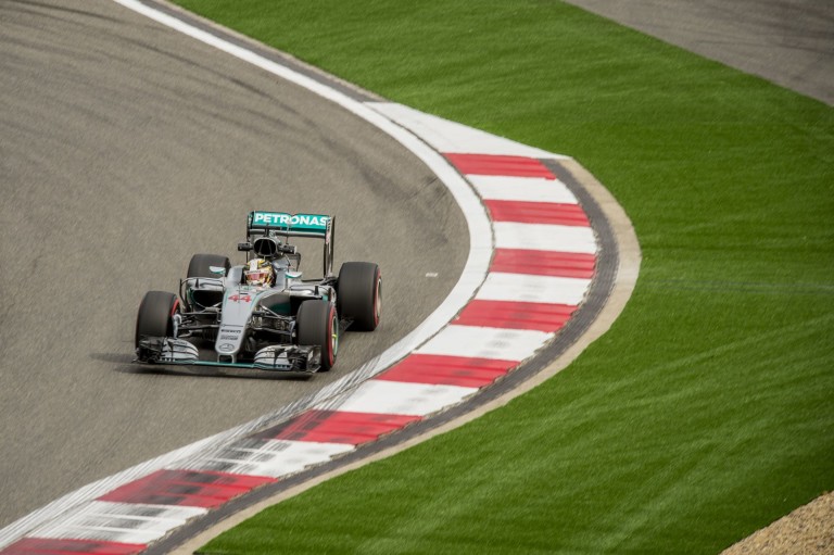 Hamilton kockáztat, mégsem a bokszutcából rajtol Kínában