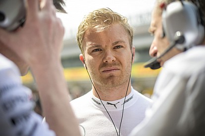 Rosberg élvezi az eddigi sikerszériáját, de nem írja le Hamiltont, a Ferrarikat és a Red Bullokat sem!
