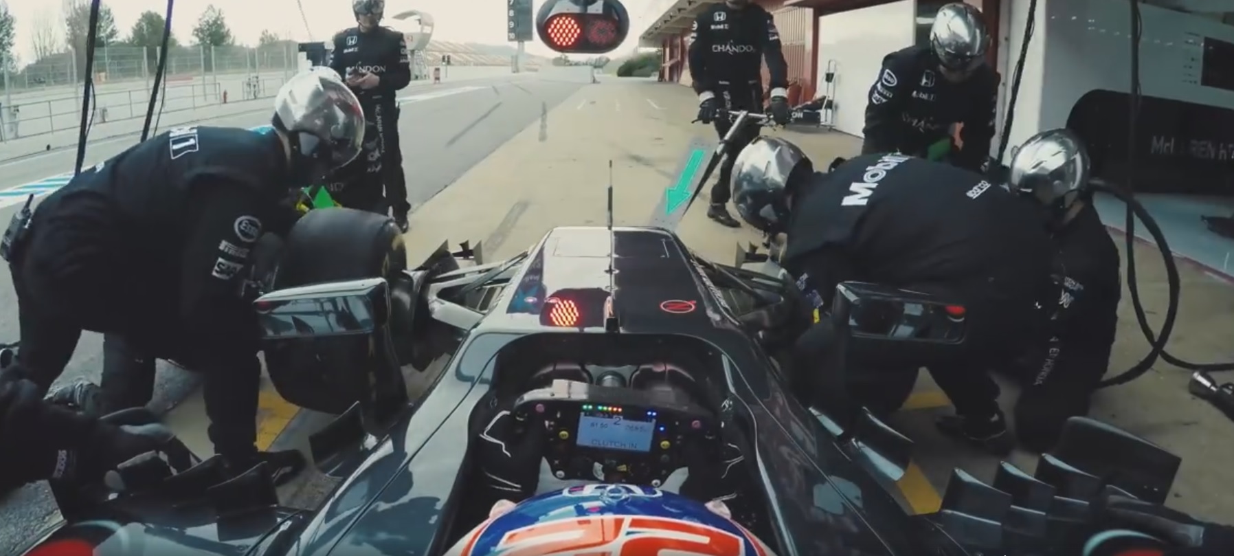 Bokszkiállás a legújabb McLaren-Hondával: belső kamera
