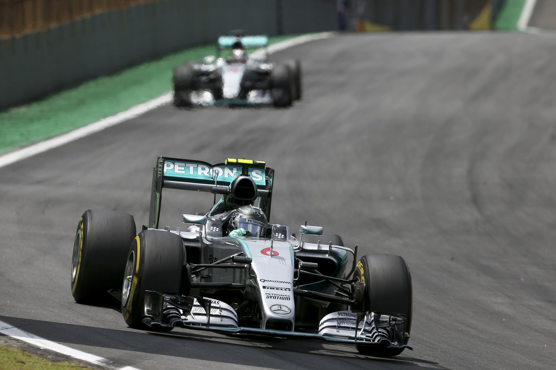 A Mercedes kockáztat: Hamilton és Rosberg majdhogynem szétszedheti egymást a pályán