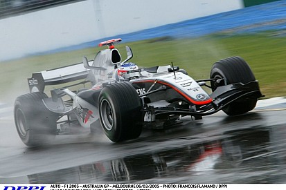 Megérkezett az eső az Albert Parkba: áll a víz az F1-es pályán