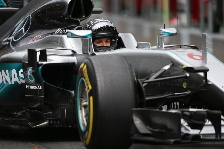 Warm-up: Dögunalom Mercedes-győzelmek, vagy életmentő Ferrari Vettellel, esetleg Raikkönennel?