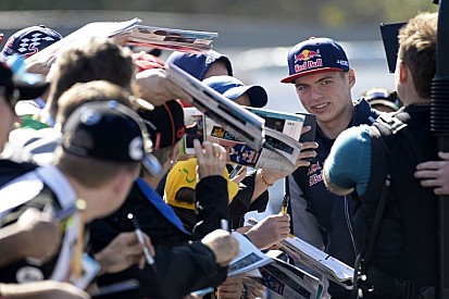 Verstappen készen áll egy nagycsapatra, de hűséges a Red Bullhoz
