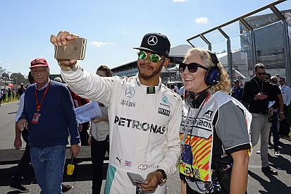 Hamilton a szabályalkotókat és versenyzőtársait kritizálta: Csak Vettel nyitja ki a száját!