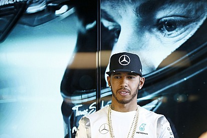 Hamilton zongorát rendelt a hotelszobájába Ausztráliában…