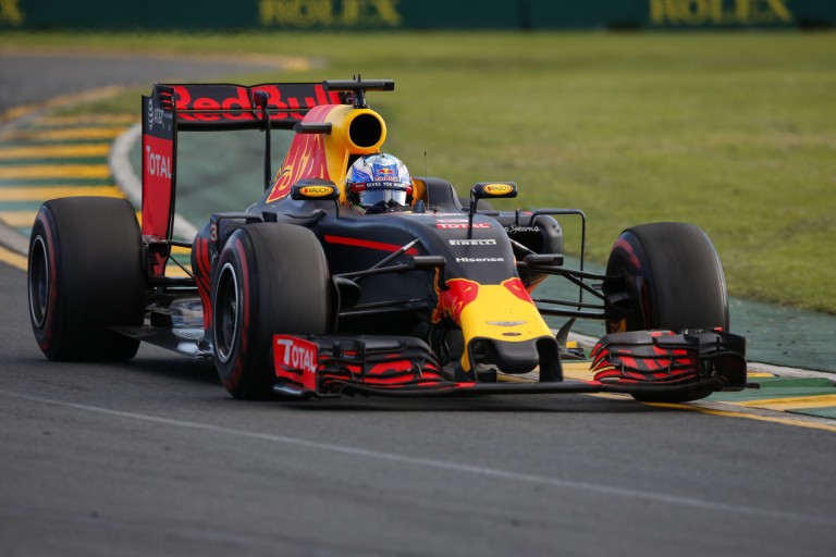 A Red Bull dörzsölheti a tenyerét: idővel bajnokesélyest csinál belőlük a Renault?