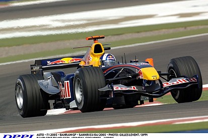 2005-ben még ilyen volt a Red Bull: Coulthard Bahreinben