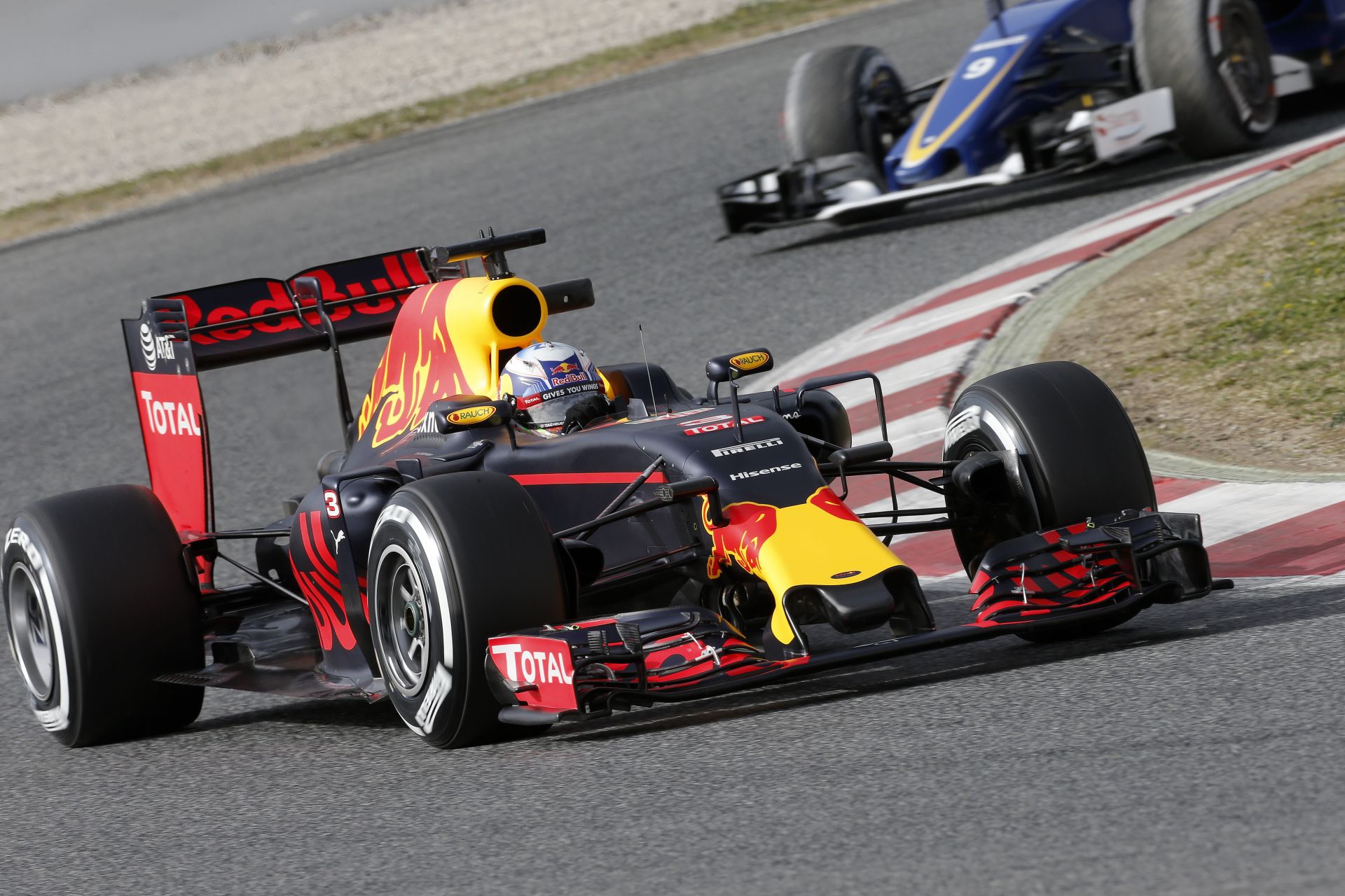 Kezdésnek pozitív a Red Bull RB12, Ricciardo elégedetten értékelt