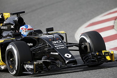 Rögtön besült a Renault gyári versenygépe az F1-es teszten: nehéz nap Barcelonában