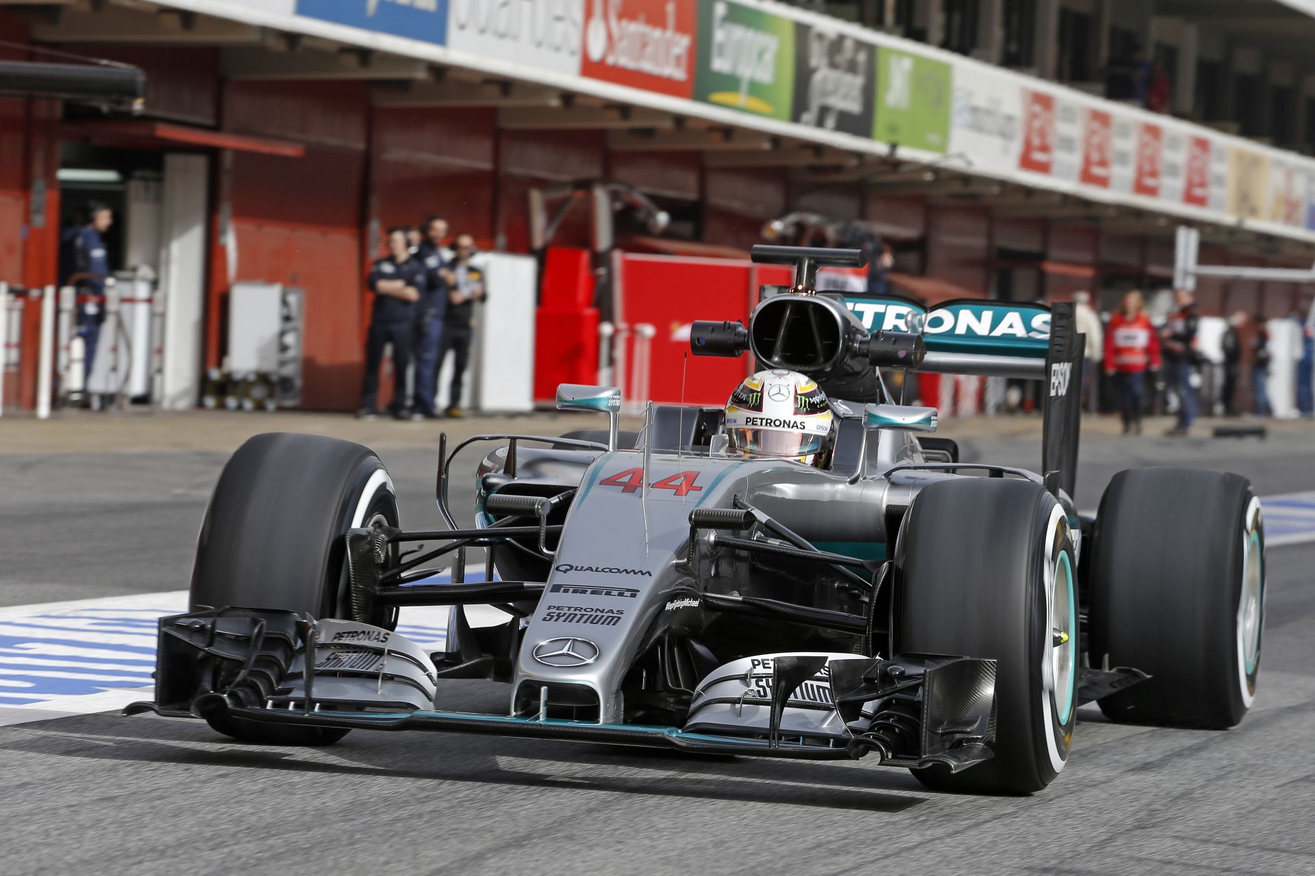 Amatőr felvételeken, ahogy Hamilton nyomja neki a Mercedes W07 Hibriddel