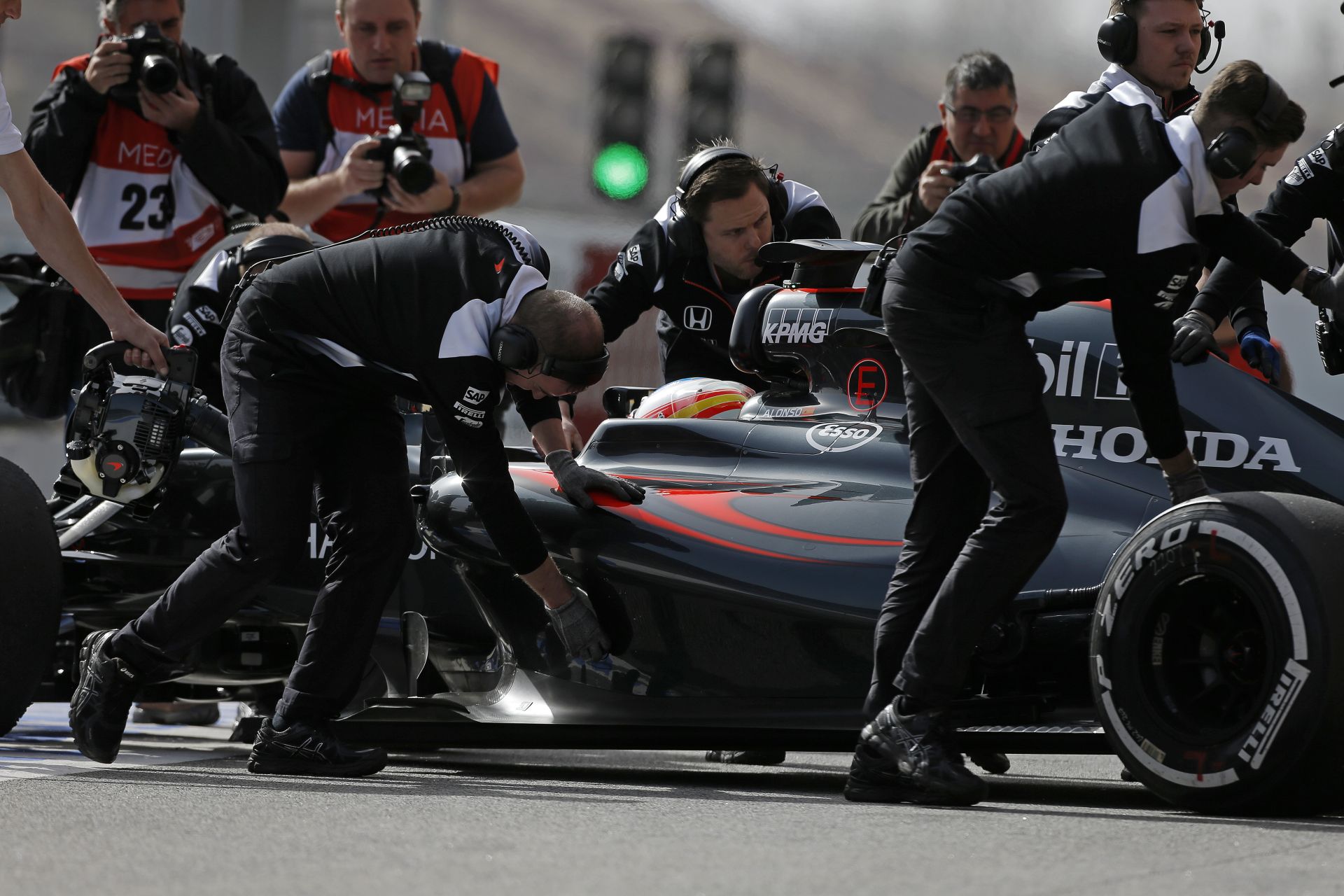 Alaphangon 100 lóerővel gyengébb a Honda F1-es motorja a Mercedesnél és a Ferrarinál