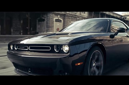 Vettel eddigi legjobb reklámfilmje: egy Dodge Challengerrel küldte neki