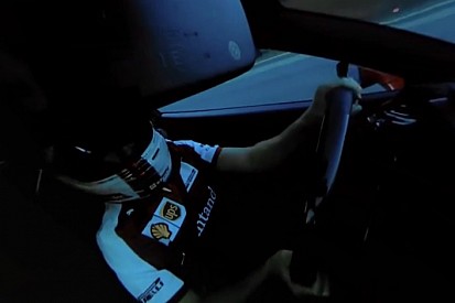 Ülj be egy körre Vettel mellé, és közben forgasd a kamerát!