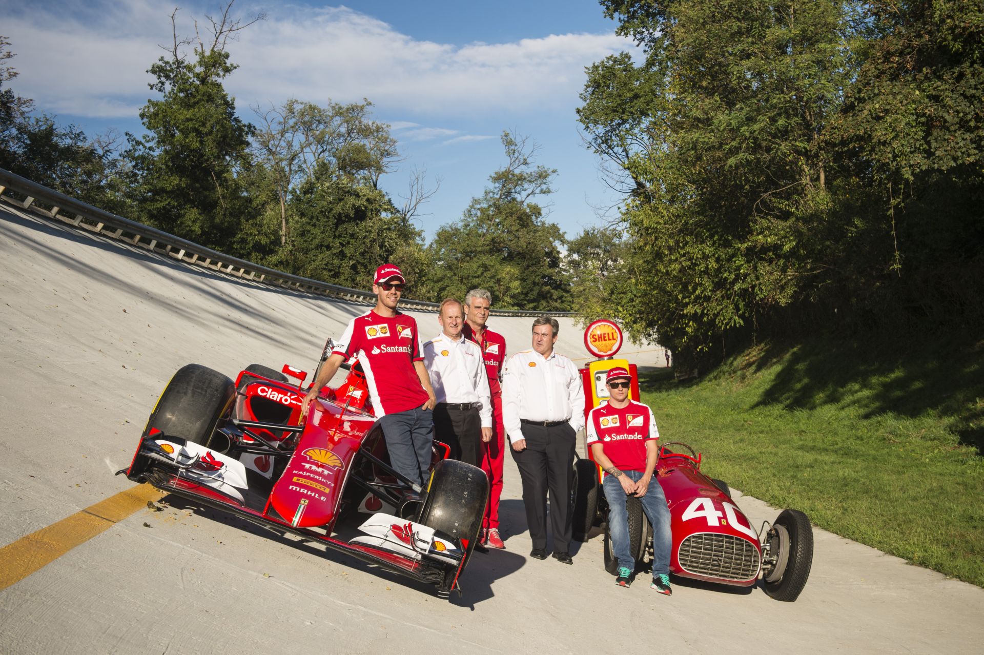 A Ferrarinál dolgozni egy életérzés, és közben nagy kihívás is: ezt nem csak a csapatfőnök, de Vettel és Räikkönen is tudja!