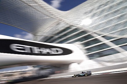 Videón Rosberg újabb rajtelsőségét érő köre: durván keni a Mercedesnek