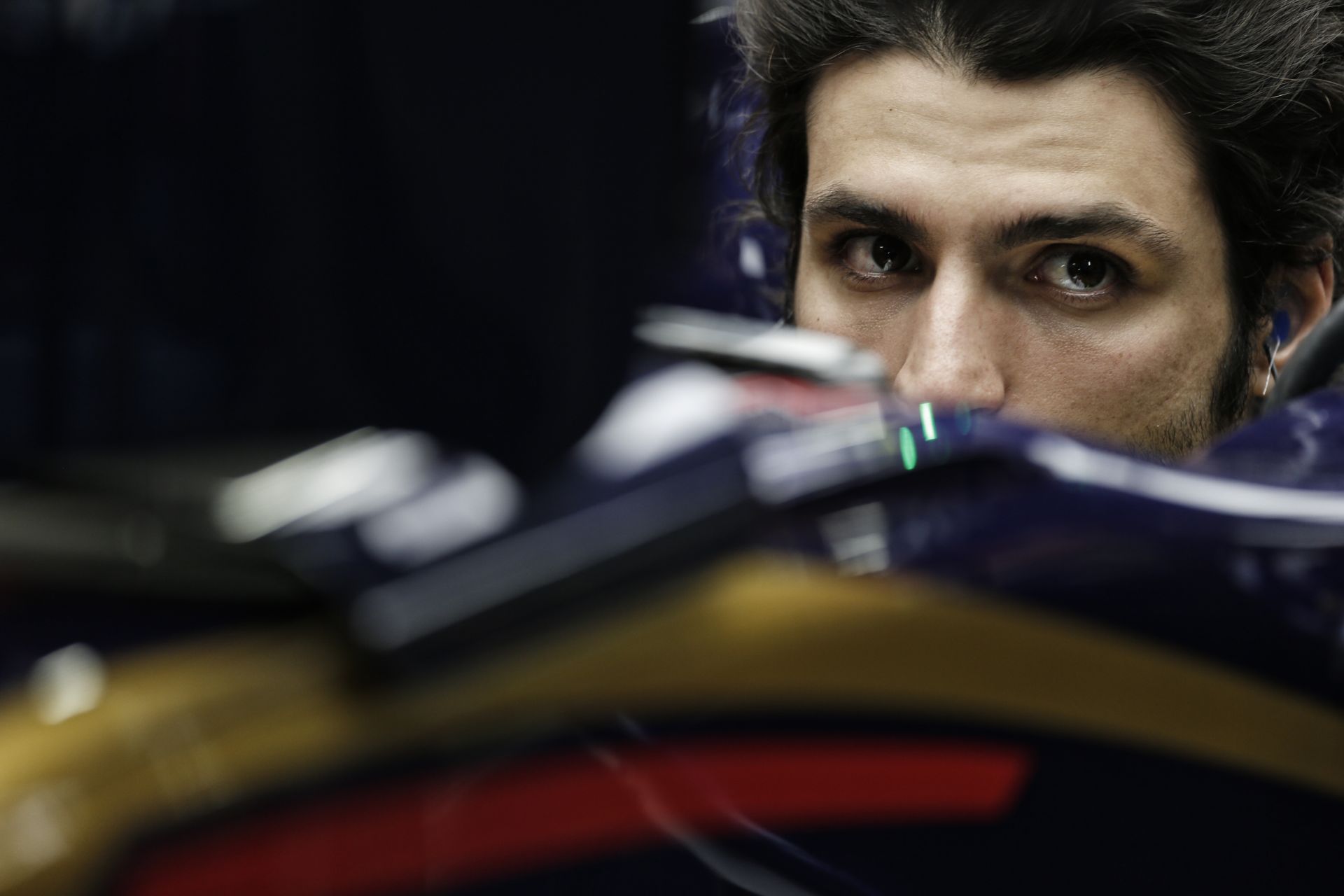 Sainz nagyon eldobta a Toro Rossót Szocsiban: a gumifal alá szorult a kocsija!
