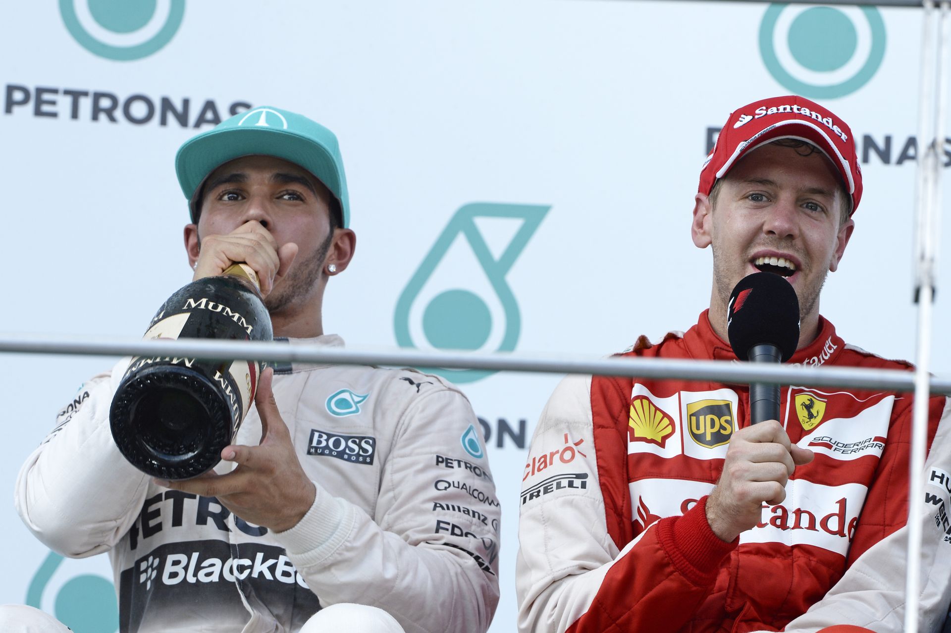 Lehet bármilyen unalmas egy F1-es nagydíj, ha Hamilton és Vettel egymás mellé kerül
