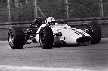 Egy abszolút világrekorder bajnoki címe a Forma-1-ben: John Surtees a Ferrarival