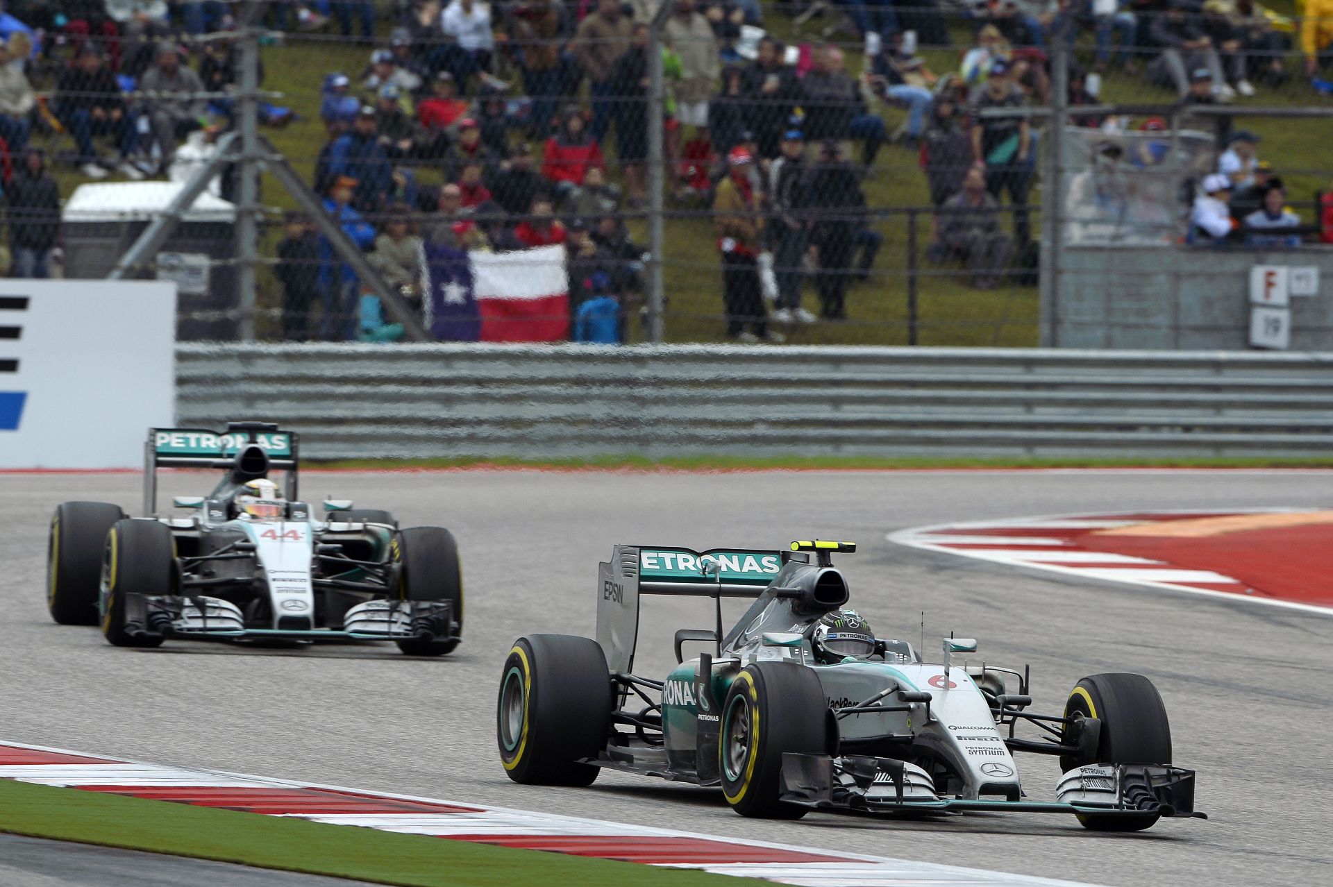 Videón a jelenet, amikor Rosberg elrontja a kigyorsítást és Hamilton átveszi a vezetést