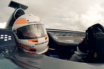 Egy ex-F1-es versenyző élete egyik legszebb napja: pályára vihette Hamilton idei gépét