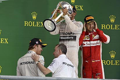 Lewis nem tartotta magát a szabályokhoz, visszakapta a sapkát, amit Rosberg hasához dobott