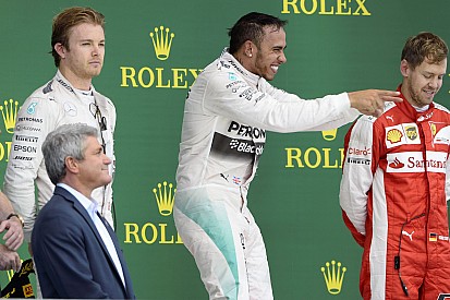 Videón a dobogós ceremónia: szegény Rosberg nagyon nem akart ott lenni