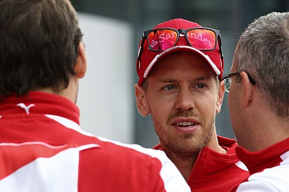 Vettel egyik rémálma, amikor tolatva kell beparkolnia...