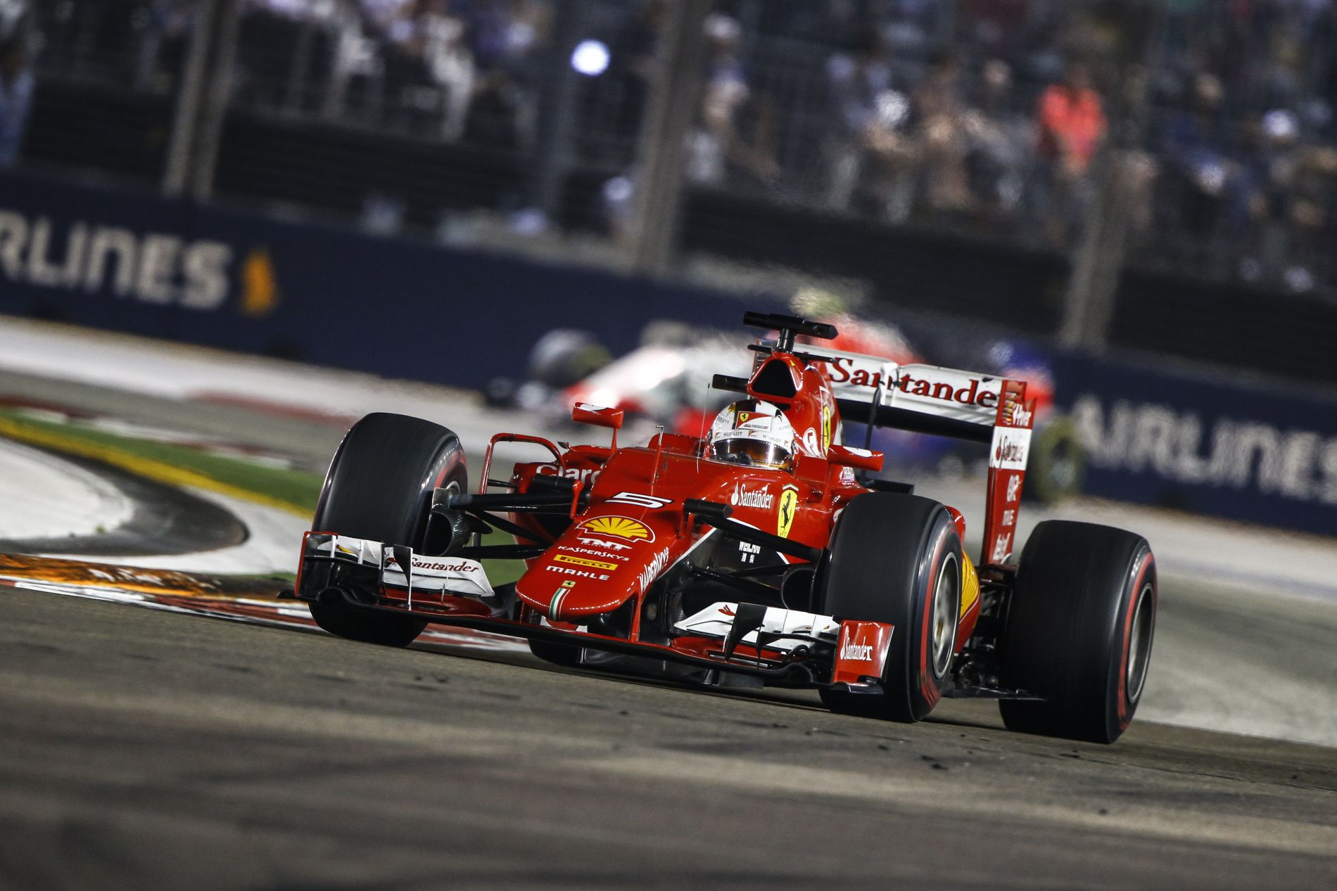 Egy kanyar, amin Vettel átrongyolt, Hamilton és Rosberg pedig tartott tőle