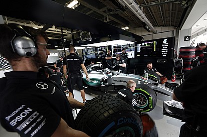 Olyan a Mercedes, mintha sínen menne: Hamilton és Rosberg újra az élen