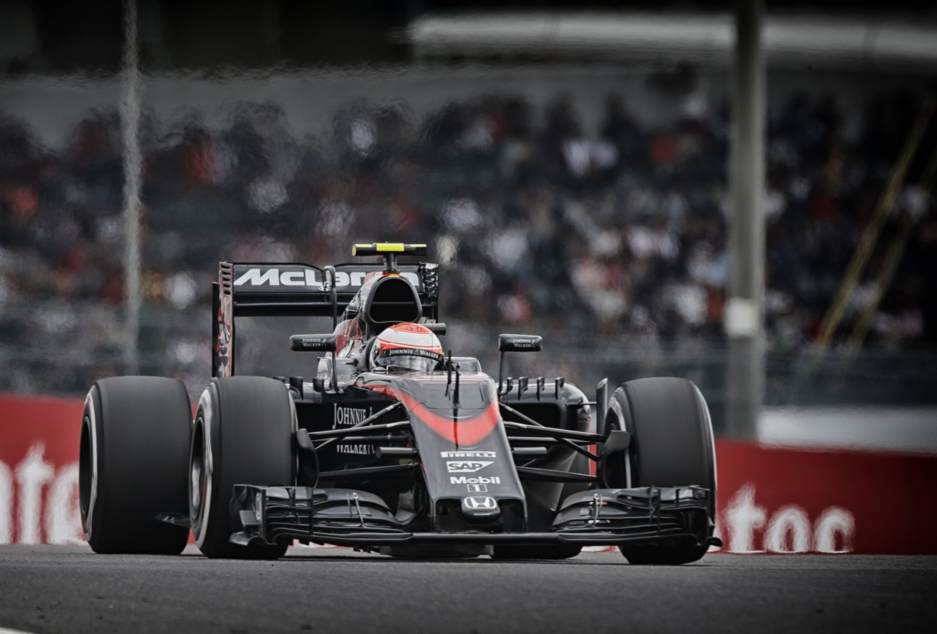 Nem kell Einsteinnek lenni: a McLarennél komoly pénzügyi gondok vannak!