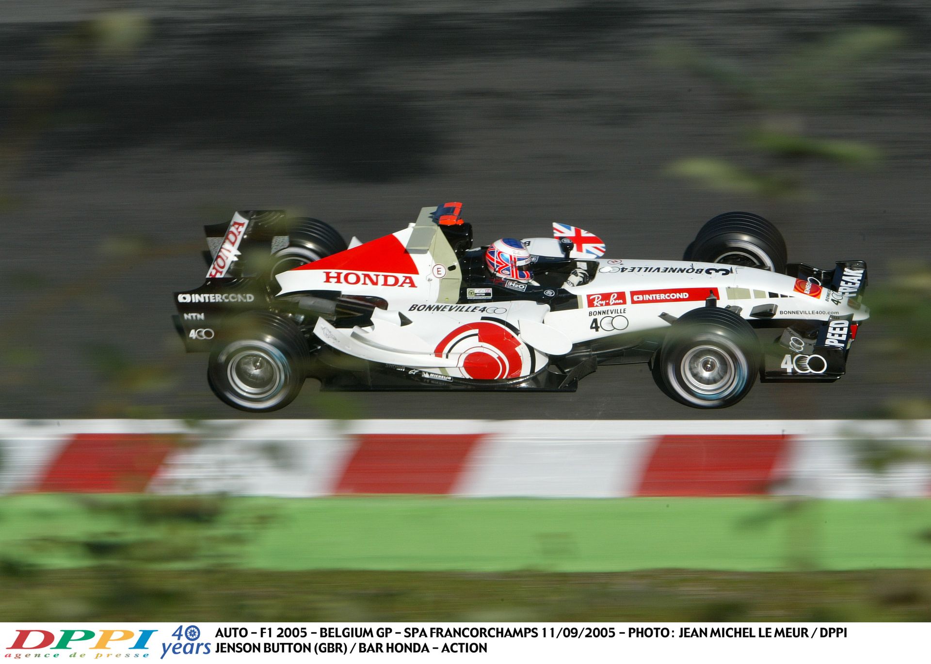 Button nagyon keményen tolja neki a Hondával Spa-Francorchampsban
