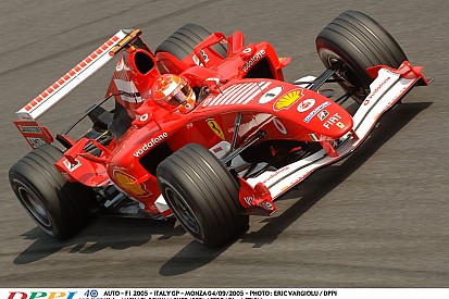 Michael Schumacher hihetetlen hangos és gyors száguldása a V10-es Ferrarival Monzában