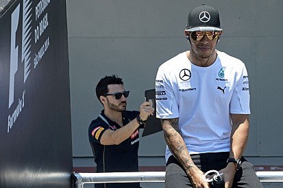 Hamilton besértődött? 2008 bajnoka nem volt ott a Mercedes csapatvacsoráján