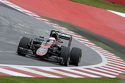 Még a kanyarból kijőve sem nyomhatja a gázt Alonso, és Button: Egyelőre „butácska” a McLaren-Honda autója
