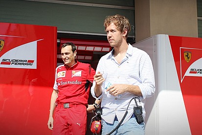 Vettel ma már a Ferrari garázsában egyeztet, a mclarenesek Honda-pólóban