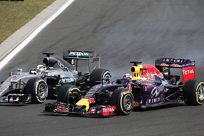 Videón, ahogy Hamilton és Ricciardo összeütközik egymással a Magyar Nagydíjon