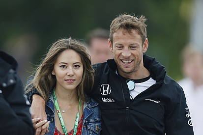 Button maradhat még egy évet a McLaren-Hondánál?