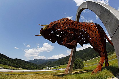 A Red Bull szerint a Mercedes hihetetlen dominanciája miatt kevesebb néző megy ki az F1-es nagydíjakra
