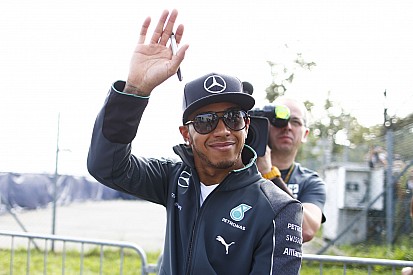 Hamilton állva maradt a startnál, de megnyerte az Olasz Nagydíjat Rosberg előtt! Massa a dobogón! Alonso kiesett, 2010 óta elősz