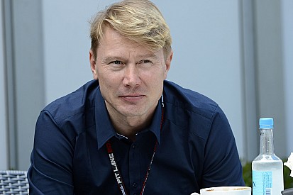 Häkkinen: A rajongók bírnák, ha három Ferrarit és Mercedest látnának a pályán