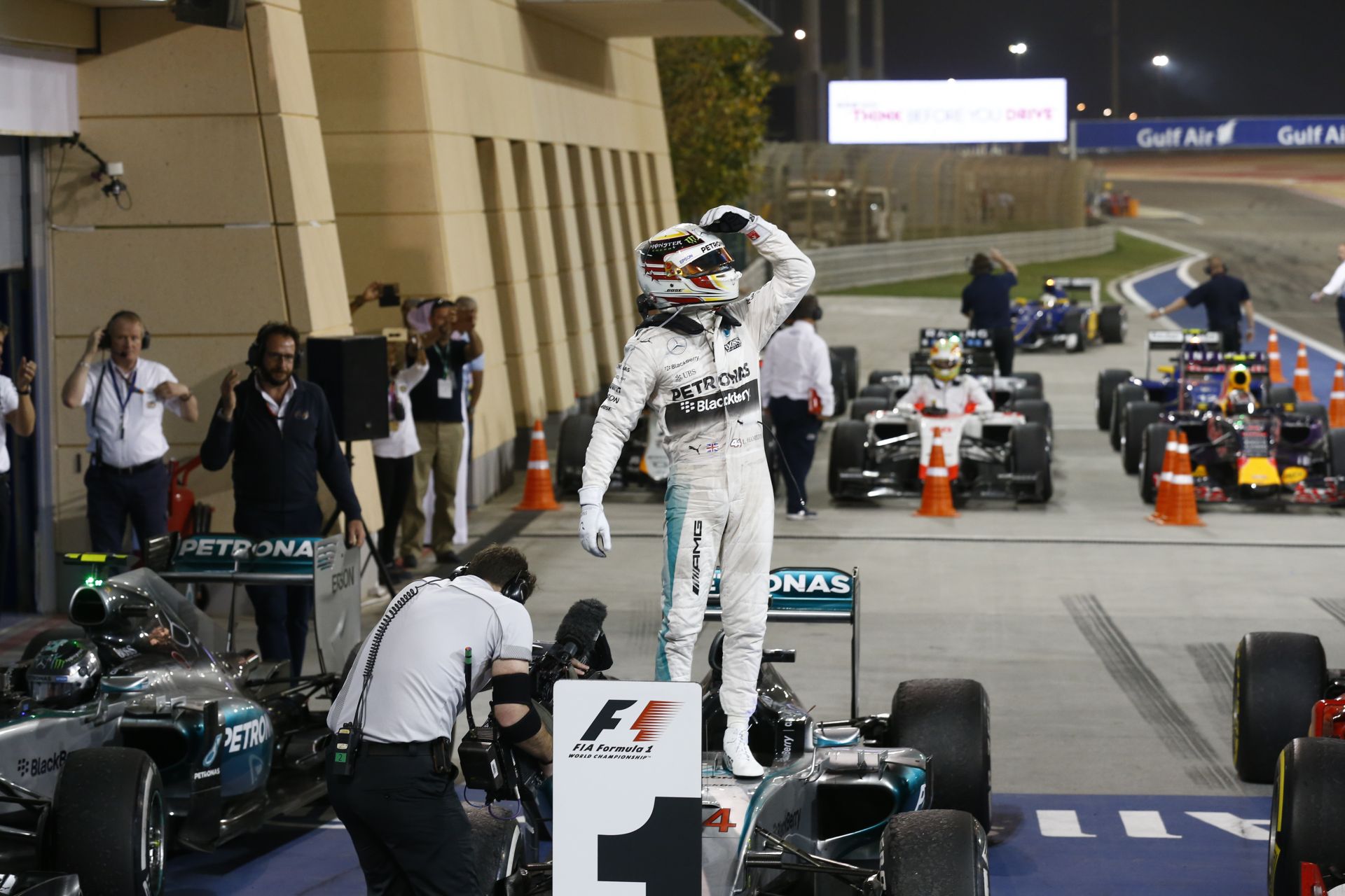 A Mercedes szándékosan nem veri rommá a Ferrarit és a többi F1-es csapatot?