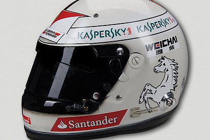 Mégis becsúszott egy egyedi sisak Monacóban! Vettel időutazása a 70-es évekbe!