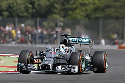 Mercedes: hiányzó versenyszimuláció Hamiltonnál, határtalan magabiztosság Rosbergnél