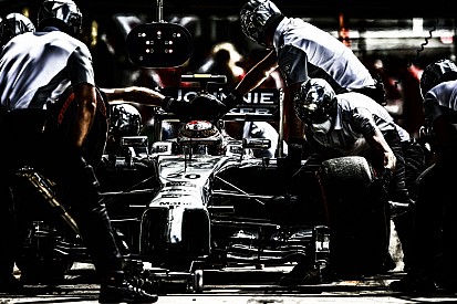 Irreális rajthelyeket szerzett a McLaren Silverstone-ban