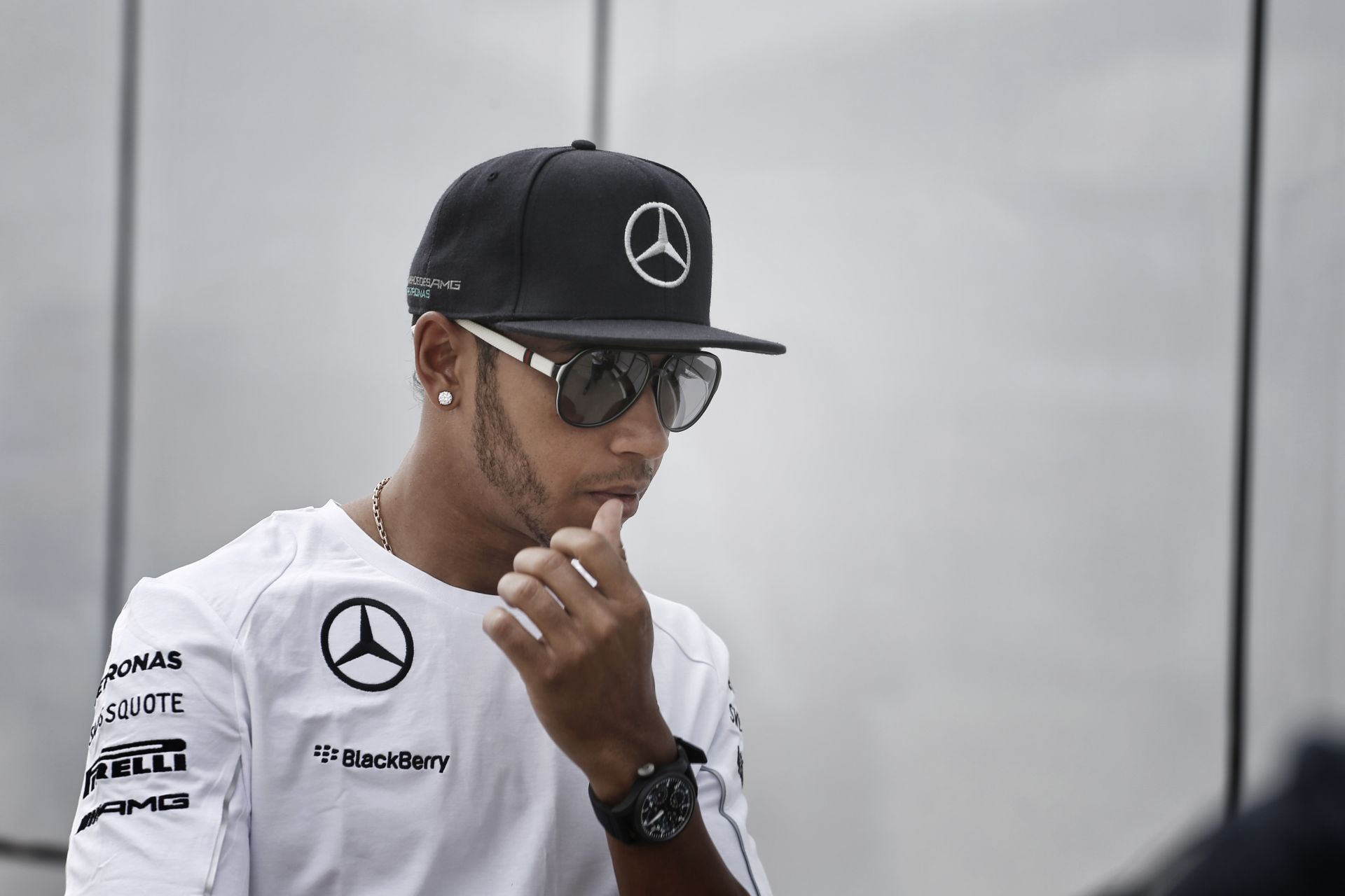 Hamilton is érzi, lassan elkezd alatta rezegni a léc, de nem adja fel!