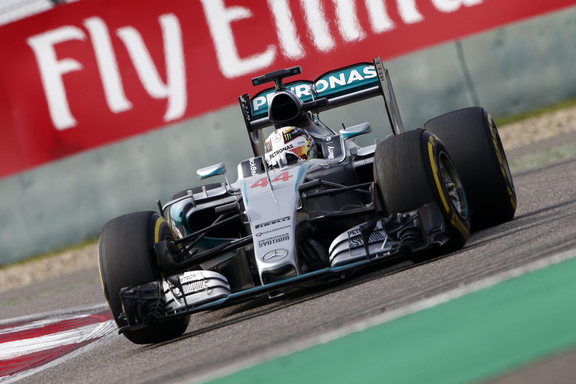 Majdnem megégett Hamilton feneke, de simán nyerte a harmadik edzést Kínában Rosberg, és a két Ferrari előtt! Alonso KO, széthull