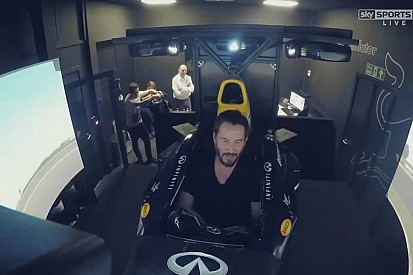 Így vezet F1-es szimulátorral Keanu Reeves